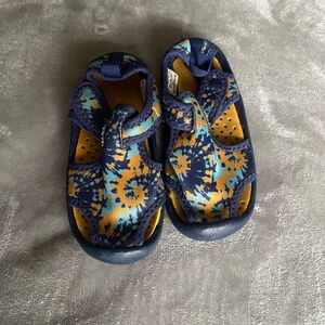 Oshkosh Size 7 TieDye Toddler Watershoes